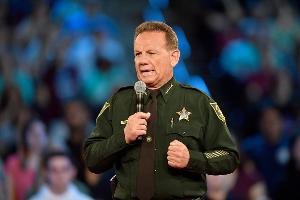 Jefe policial de condado donde ocurrió la matanza de Florida no renunciará