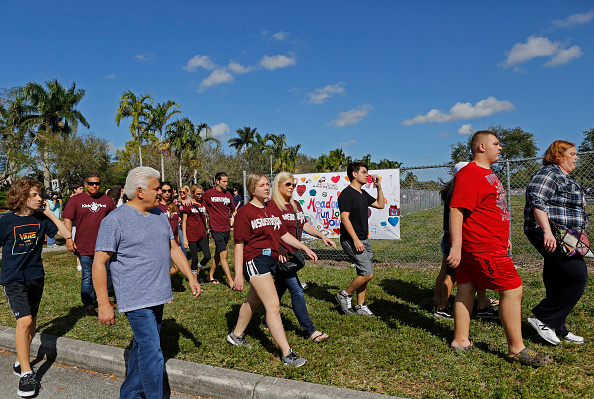Estudiantes regresan a escuela donde ocurrió tiroteo en Florida