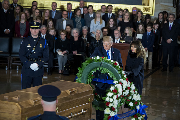 Trump rinde homenaje al fallecido reverendo Billy Graham en el Capitolio