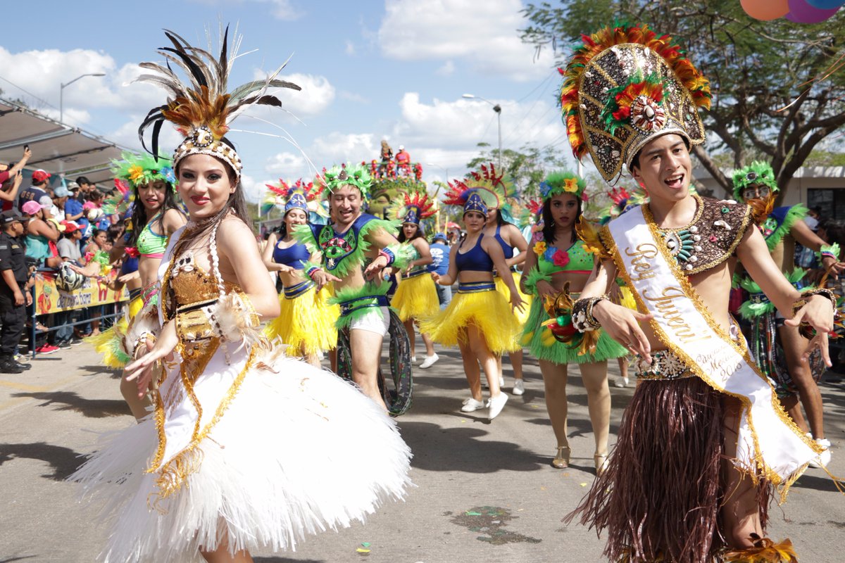 A ritmo de bachata, familias gozan del Carnaval de Mérida