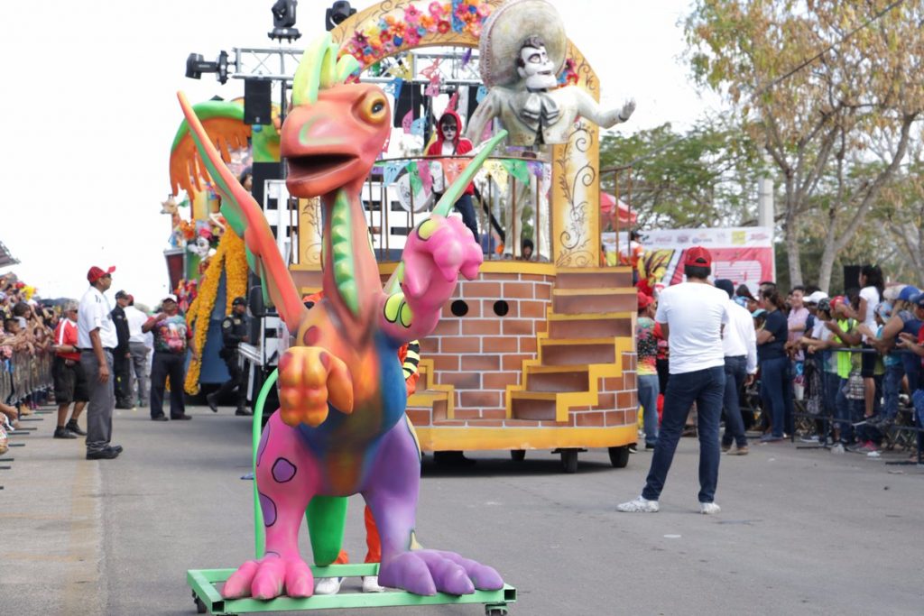 A ritmo de bachata, familias gozan del Carnaval de Mérida
