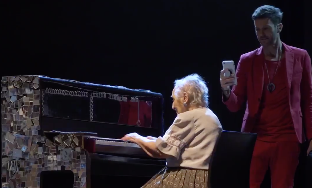 Abuelita toca el piano en concierto y cumple su sueño