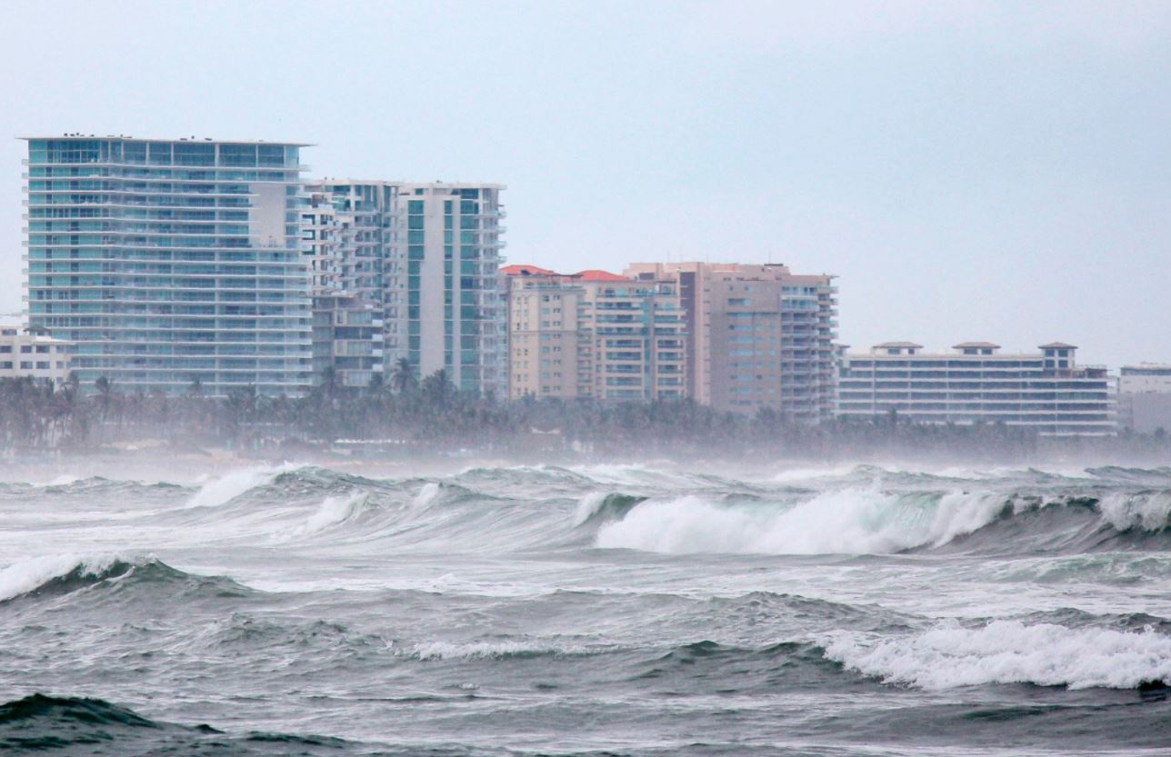 Acapulco emite alerta por fuerte oleaje en sus costas