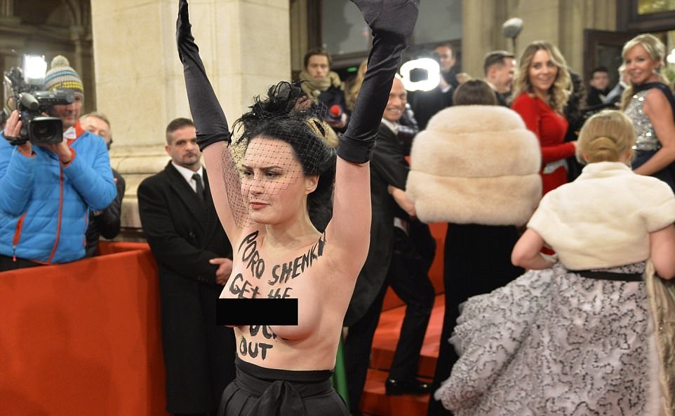 Activista topless irrumpe baile Ópera Viena