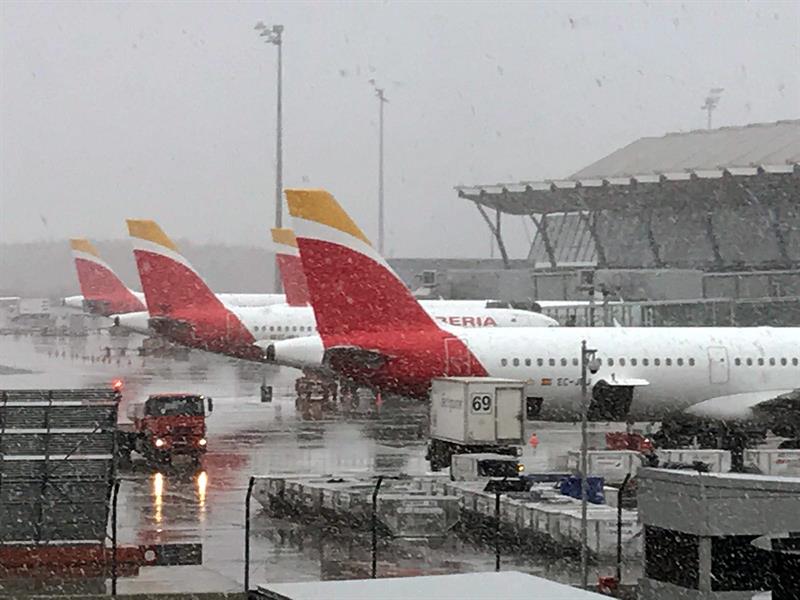 Aeropuerto de Madrid sufre retrasos por tormenta de nieve