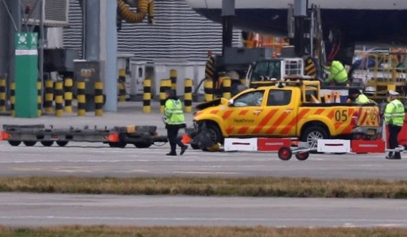 Muere un hombre después de chocar dos vehículos en aeropuerto de Heathrow