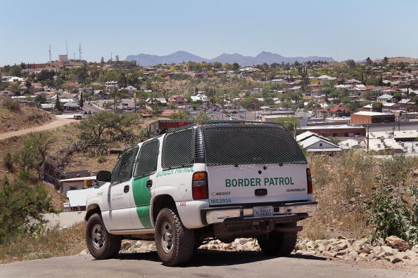 Condenan prisión agente migratorio aceptar sobornos narcotráfico