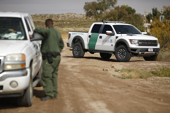 Agentes de ICE arrestan a 145 migrantes en Texas