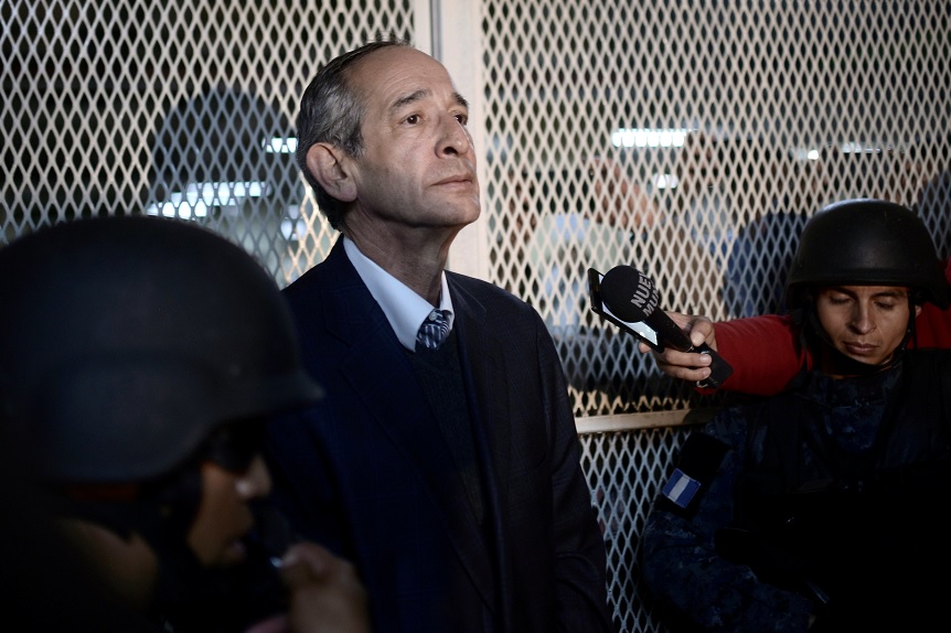 Juez envía a prisión preventiva al expresidente de Guatemala Álvaro Colom