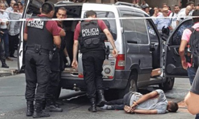 Asalto a joyería desata tiroteo en Argentina; hay tres heridos