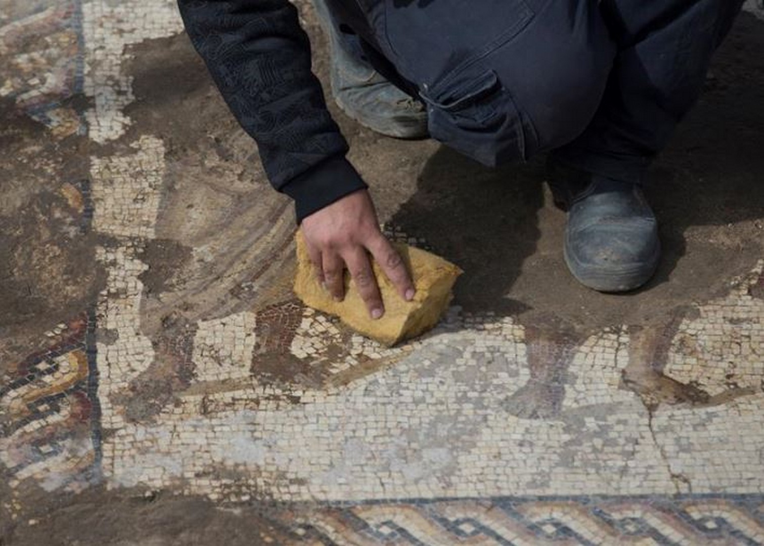 Arqueólogos israelíes descubren mosaico romano en la antigua ciudad de Cesarea