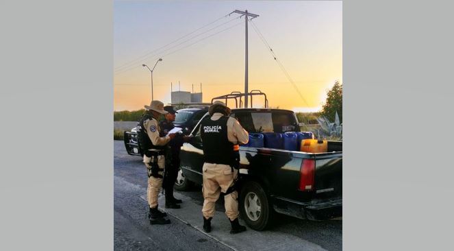 Aseguran en Nuevo León camioneta con mil 600 litros de gasolina robada