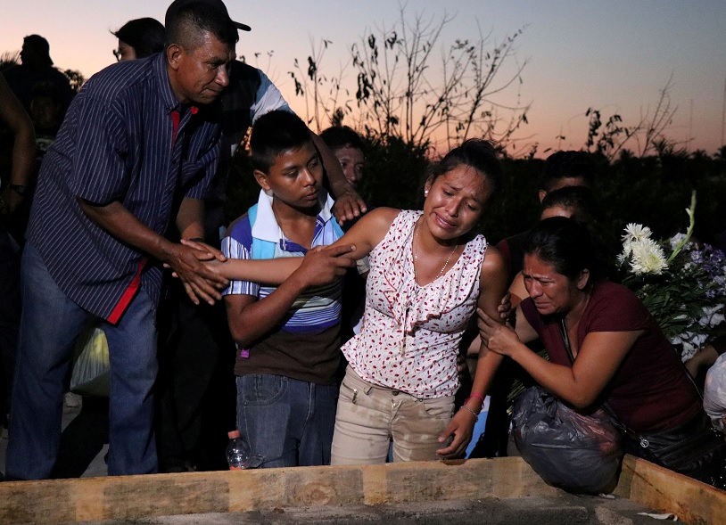 Sepultan a nueve víctimas por desplome de helicóptero en Oaxaca