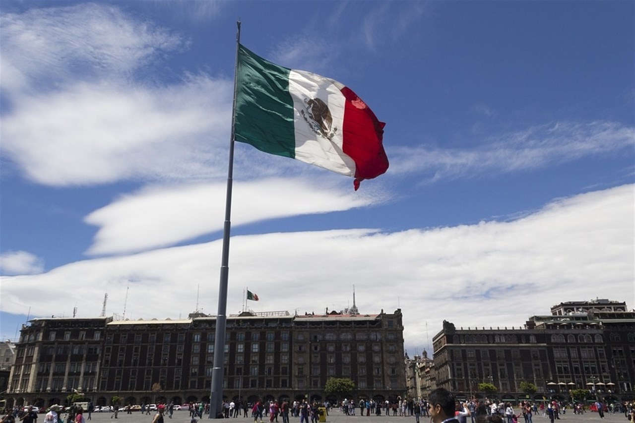 Bandera de México en el Zócalo de la CDMX