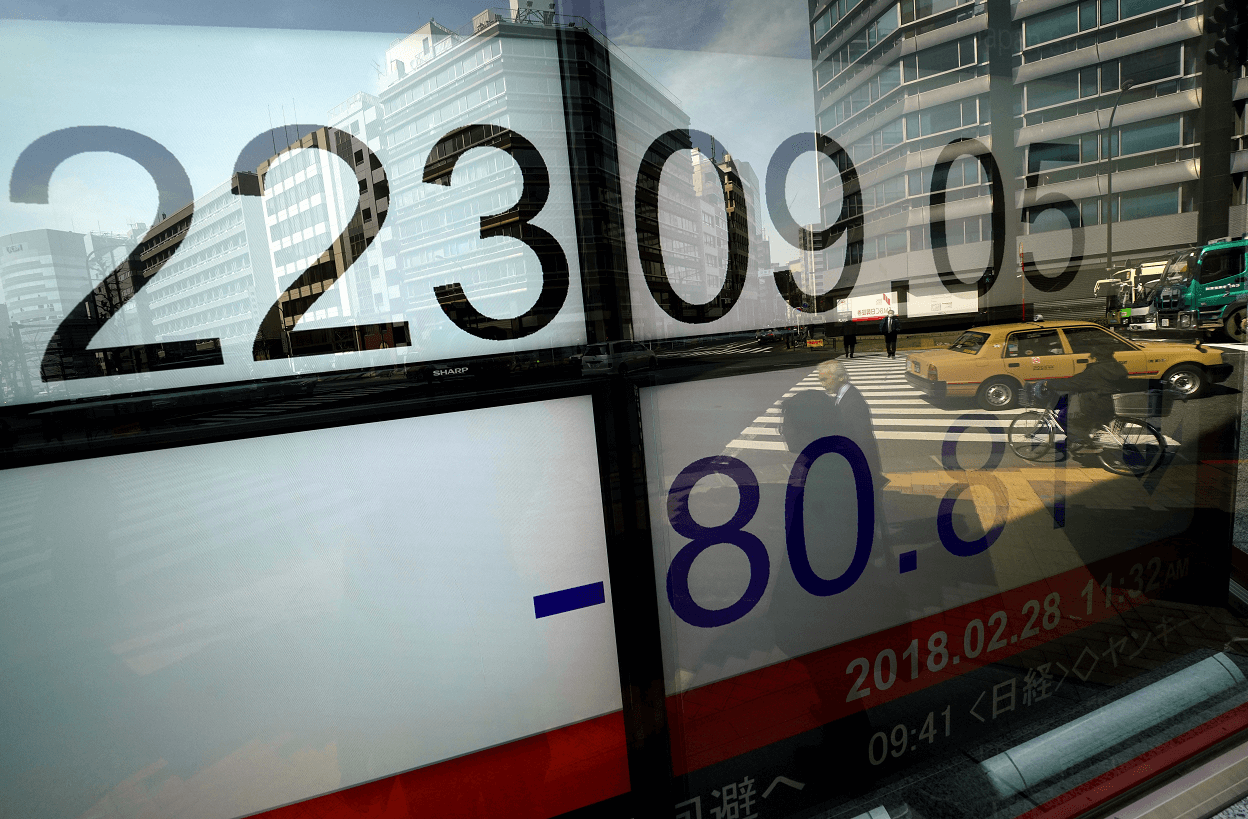 Bolsa de Tokio cierra en rojo, presionada en Wall Street