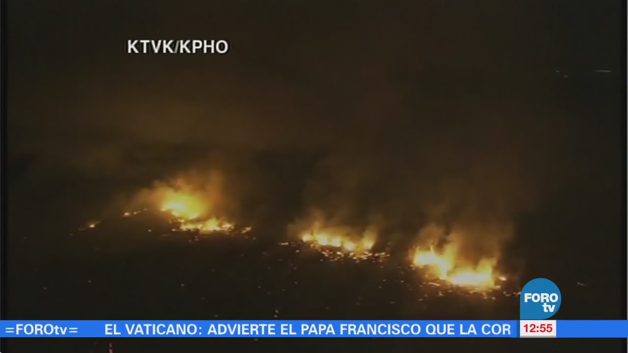 Bomberos intentan sofocar un incendio forestal en Arizona
