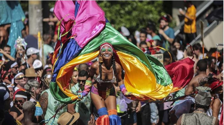 Las comparsas más grandes del mundo encabezan carnaval en Brasil