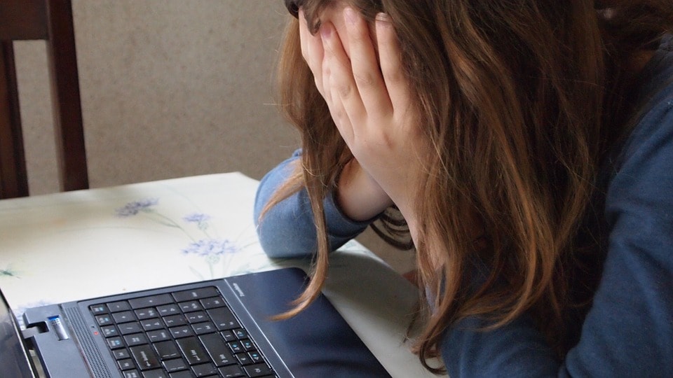 joven-sufriendo-acoso-bullying-escolar-en-internet-o-las-aulas