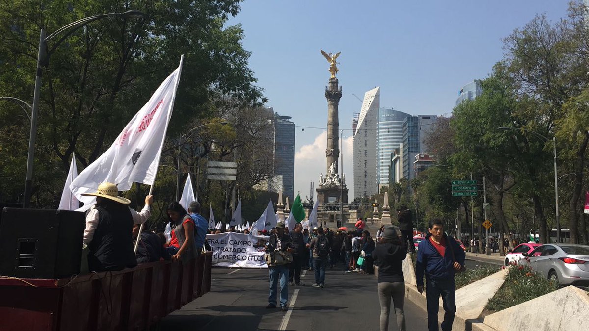 Campesinos marchan sobre Paseo de la Reforma