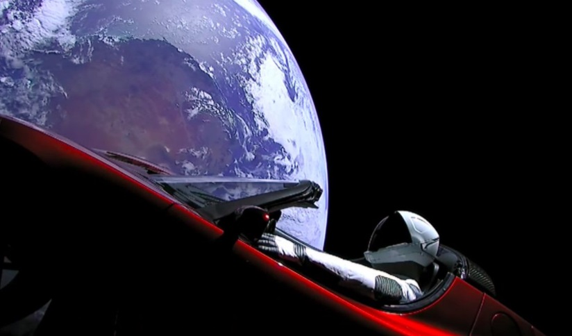 SpaceX envía un auto color rojo al espacio