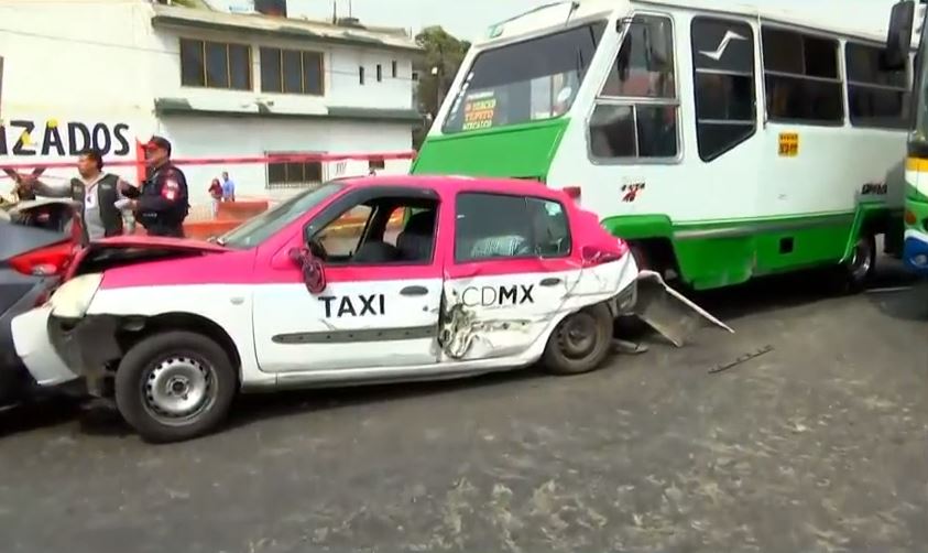 Un choque entre un microbús, un taxi y cinco vehículos particulares deja un saldo de al menos 10 personas lesionadas