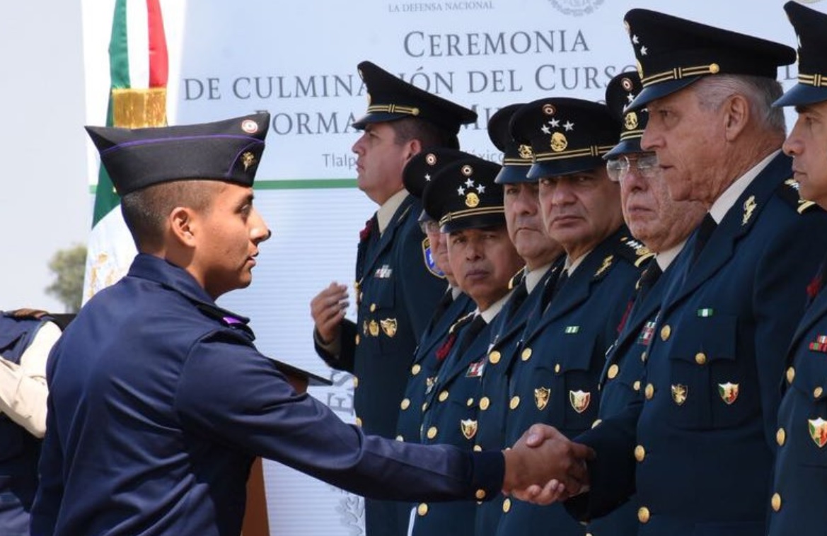 cienfuegos reconoce cadetes que concluyeron curso formacion militar