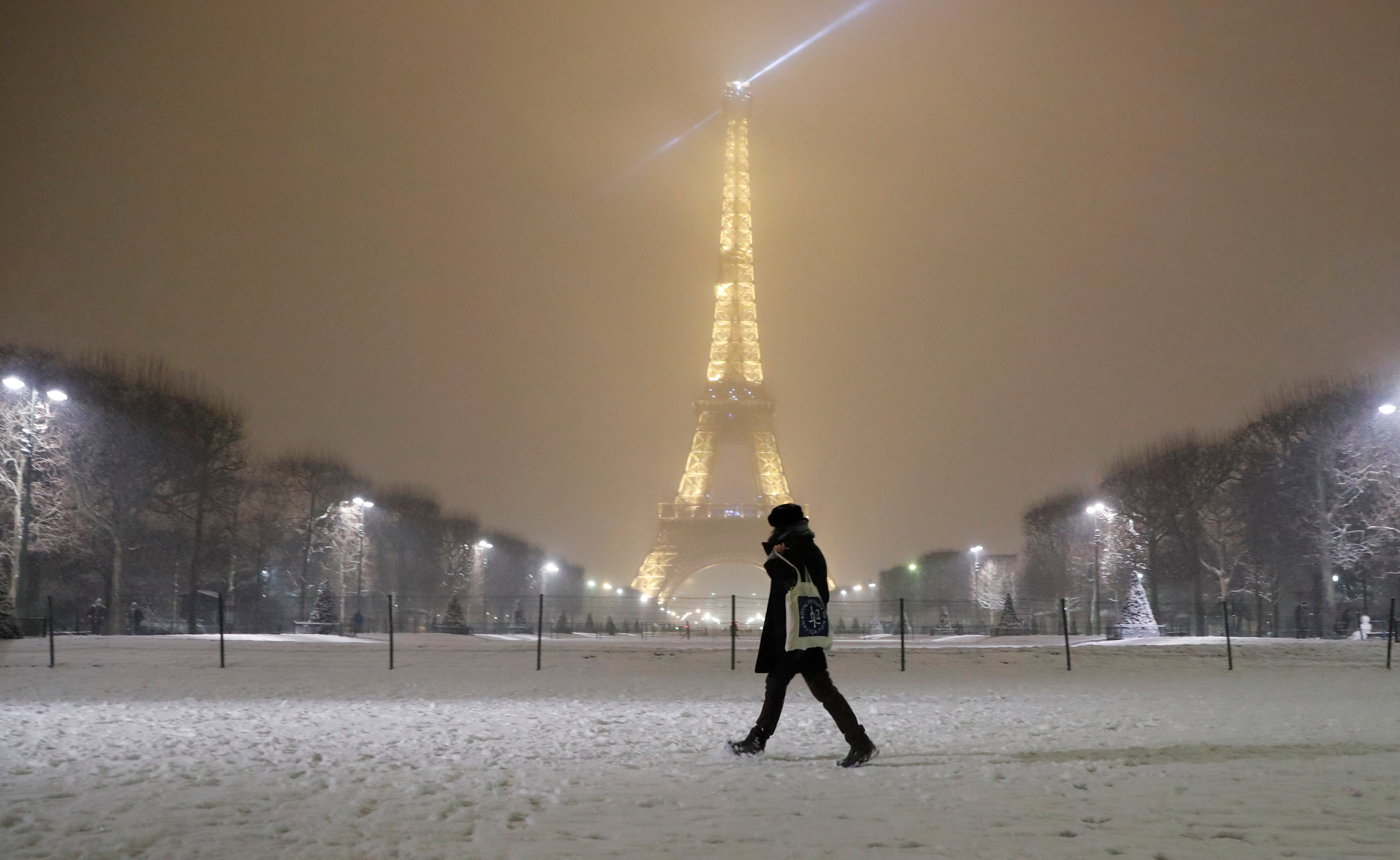 Cierran la Torre Eiffel por fuertes nevadas en París