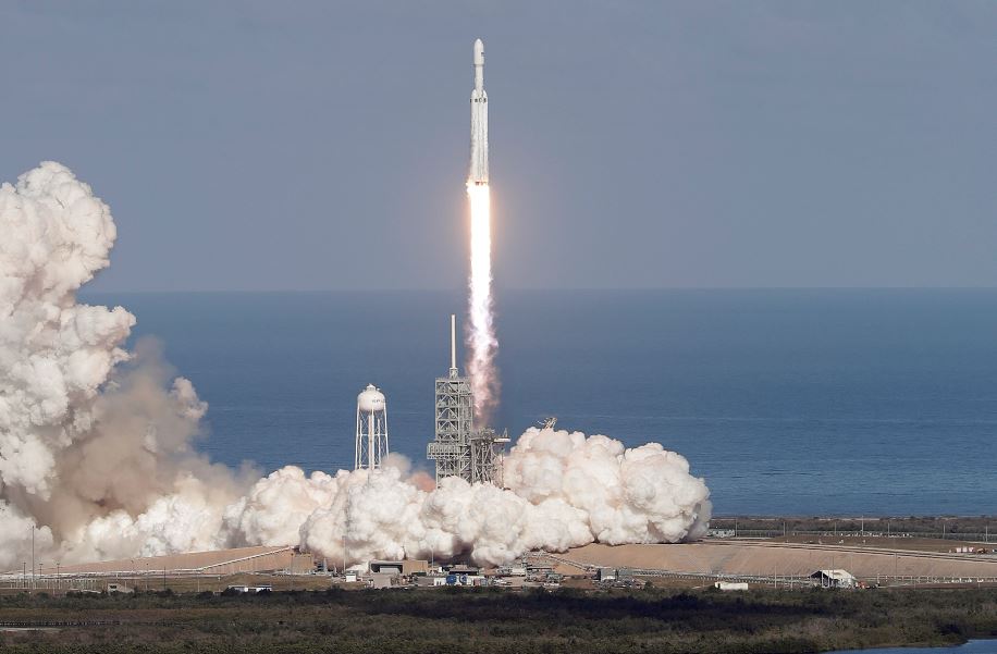Viaje del Falcon Heavy podría acercar a las personas a Marte y la Luna