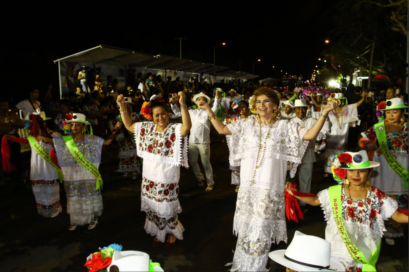 Cambian disfraces por la guayabera y el huipil en carnaval Mérida