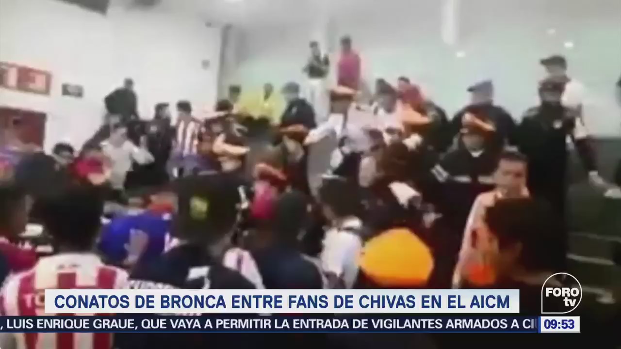 Connato de bronca entre aficionados de Chivas y seguridad del AICM