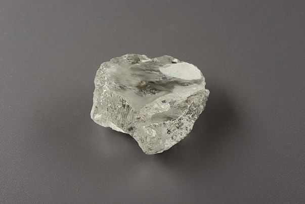 Encuentran dos diamantes gigantes de casi cien quilates en Siberia
