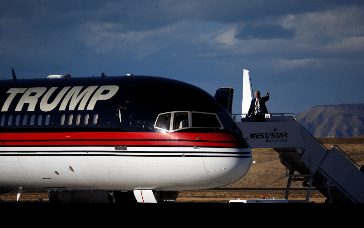 Medios: Trump piensa nominar a piloto personal para dirigir Aviación EU