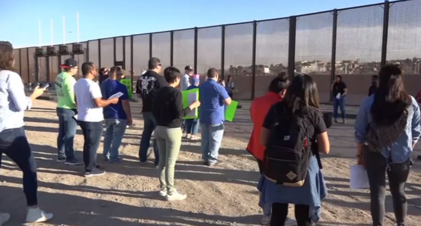 Dreamers protestan en el muro fronterizo de Chihuahua