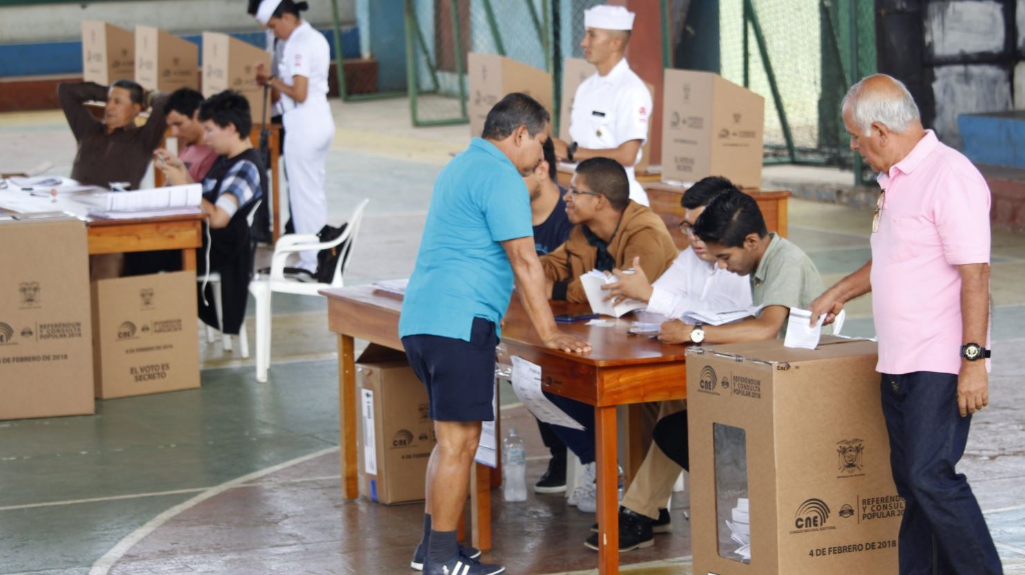 cierran consulta refrendo ecuador urnas politica
