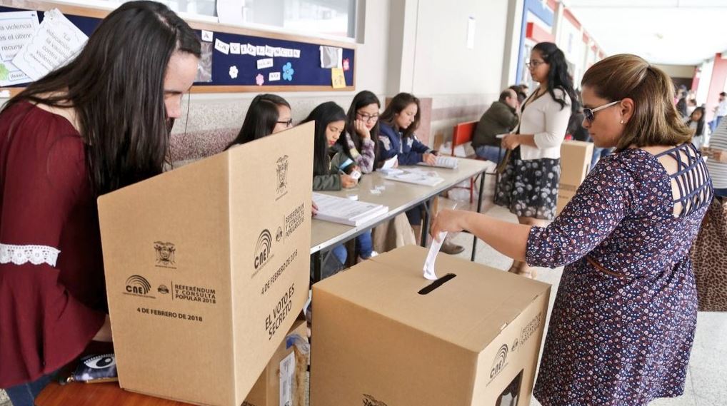 ecuatorianos votan reeleccion presidencial referendum consulta
