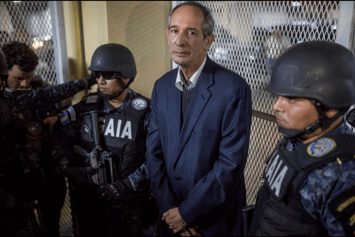 El expresidente de Guatemala Álvaro Colom es escoltado por policías