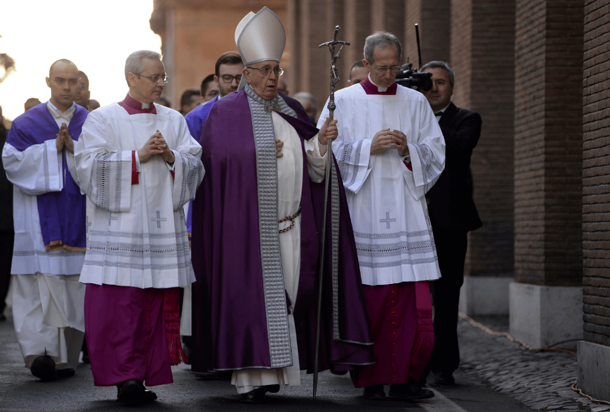 El papa Francisco durante la procesión del Miércoles de Ceniza. (AP)