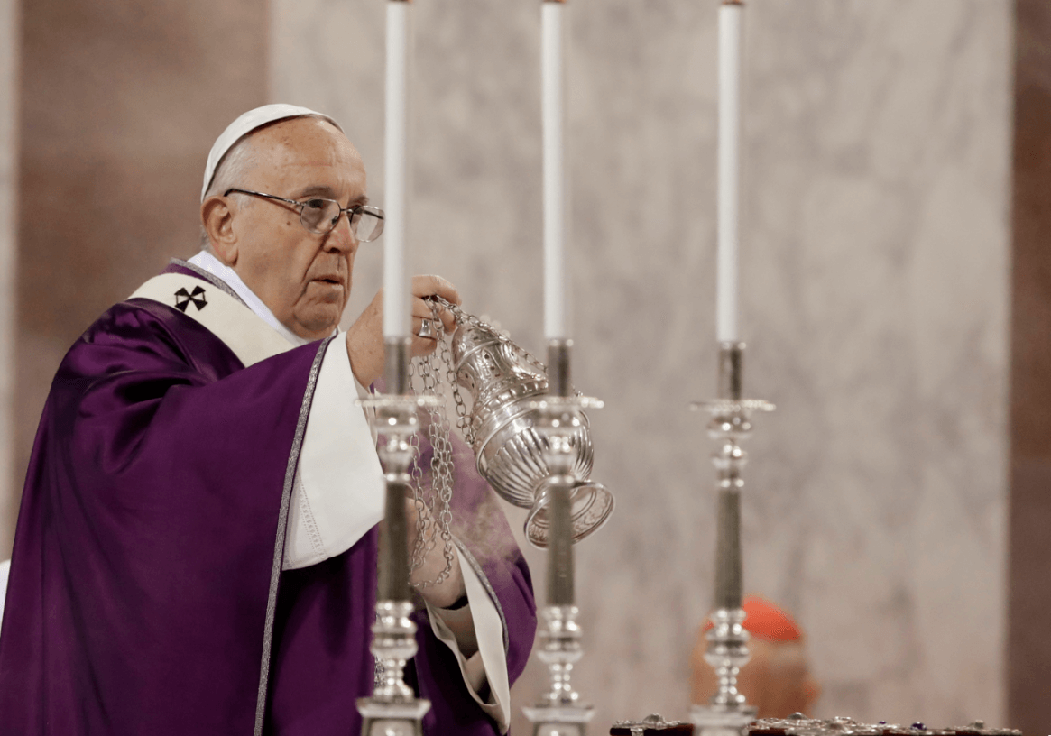 El papa Francisco oficia la misa del Miércoles de Ceniza, con lo que inicia la Cuaresma. (AP) 