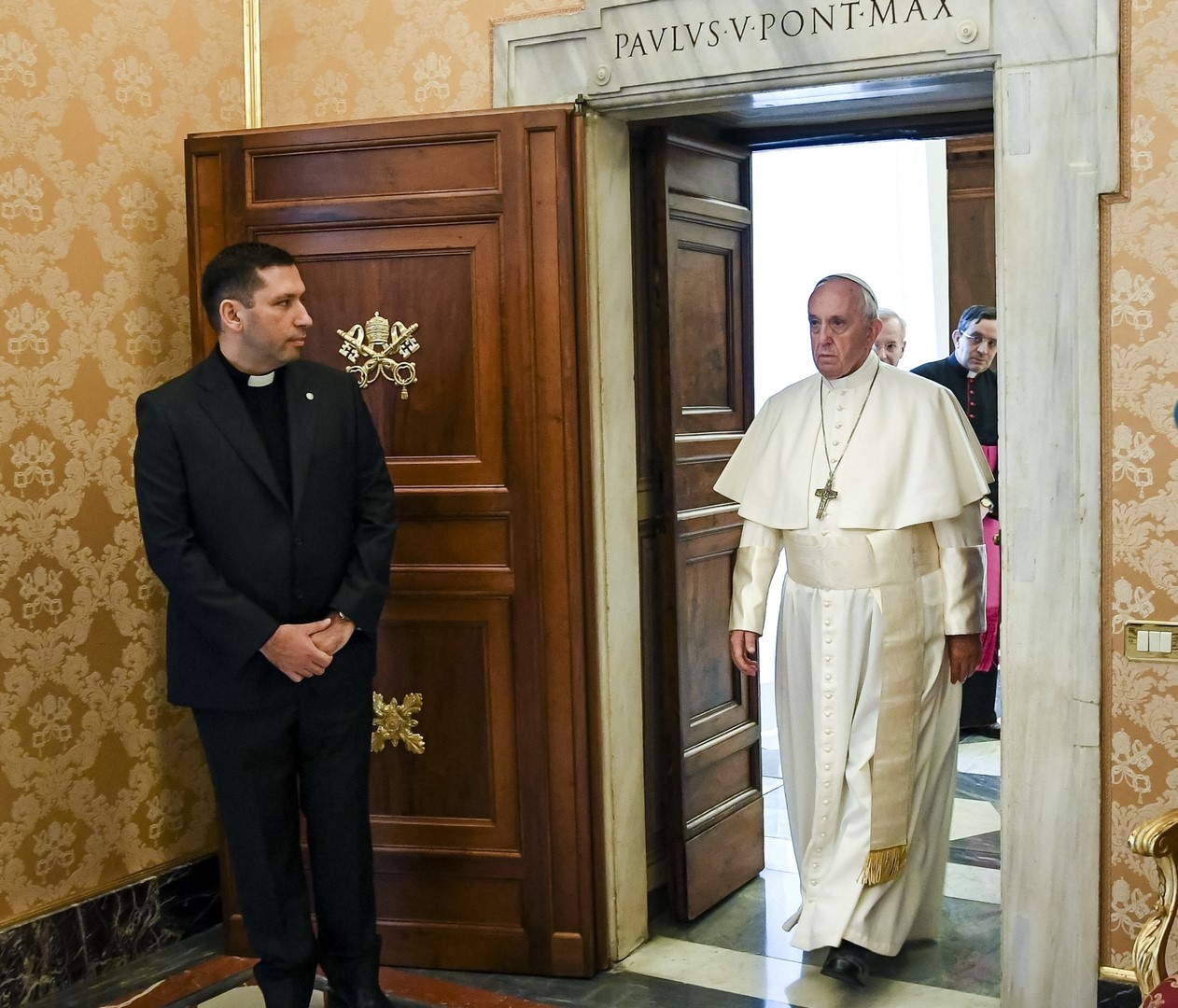 Vaticano: Francisco se reúne a menudo con víctimas de abusos sexuales