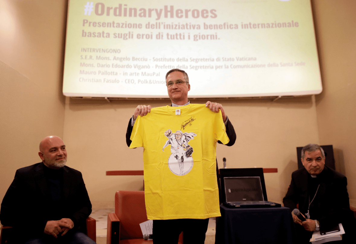 El Vaticano presenta camiseta con grafiti del papa Francisco