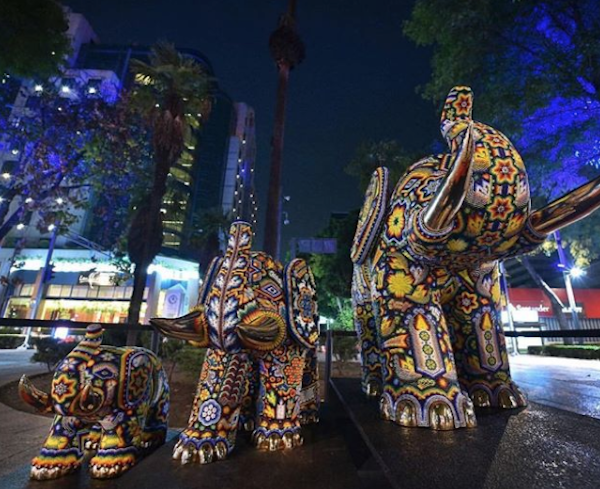 Elefante hecho con arte huichol
