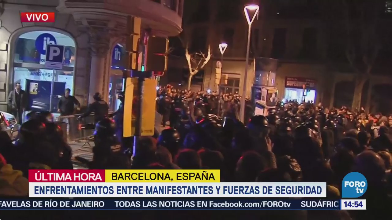 Enfrentamientos entre manifestantes y fuerzas de seguridad en Barcelona