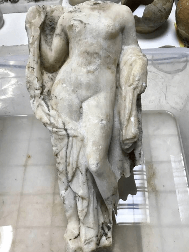 Desentierran impresionante estatua de Afrodita en trabajos del metro en Salónica