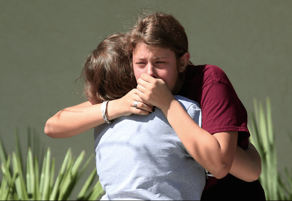 Estudiantes lloran luego del tiroteo que dejó 17 muertos en Florida