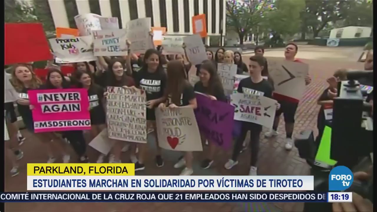 Estudiantes marchan en solidaridad por víctimas de tiroteo en Parkland, Florida