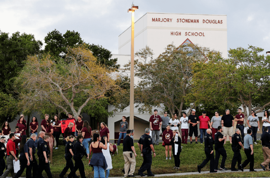 Tras masacre, alumnos de Parkland vuelven a clases