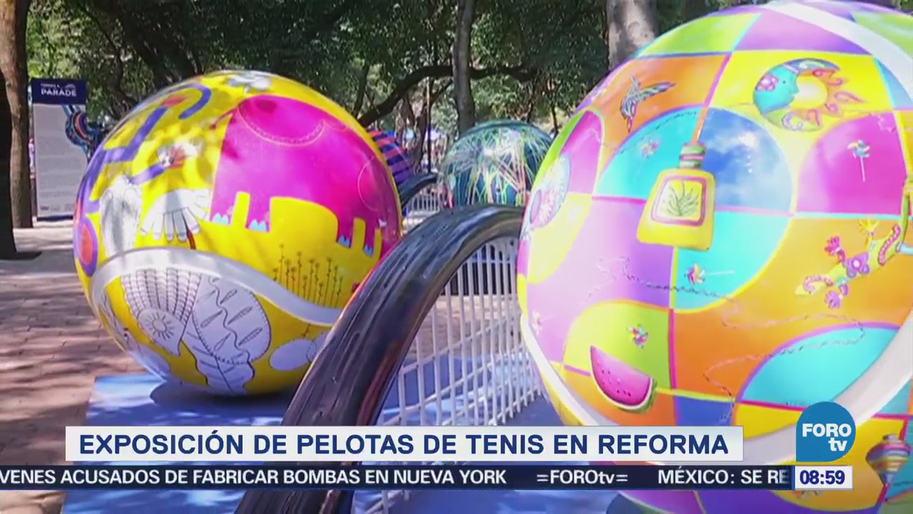 Exposición de pelotas de tenis en Reforma, CDMX