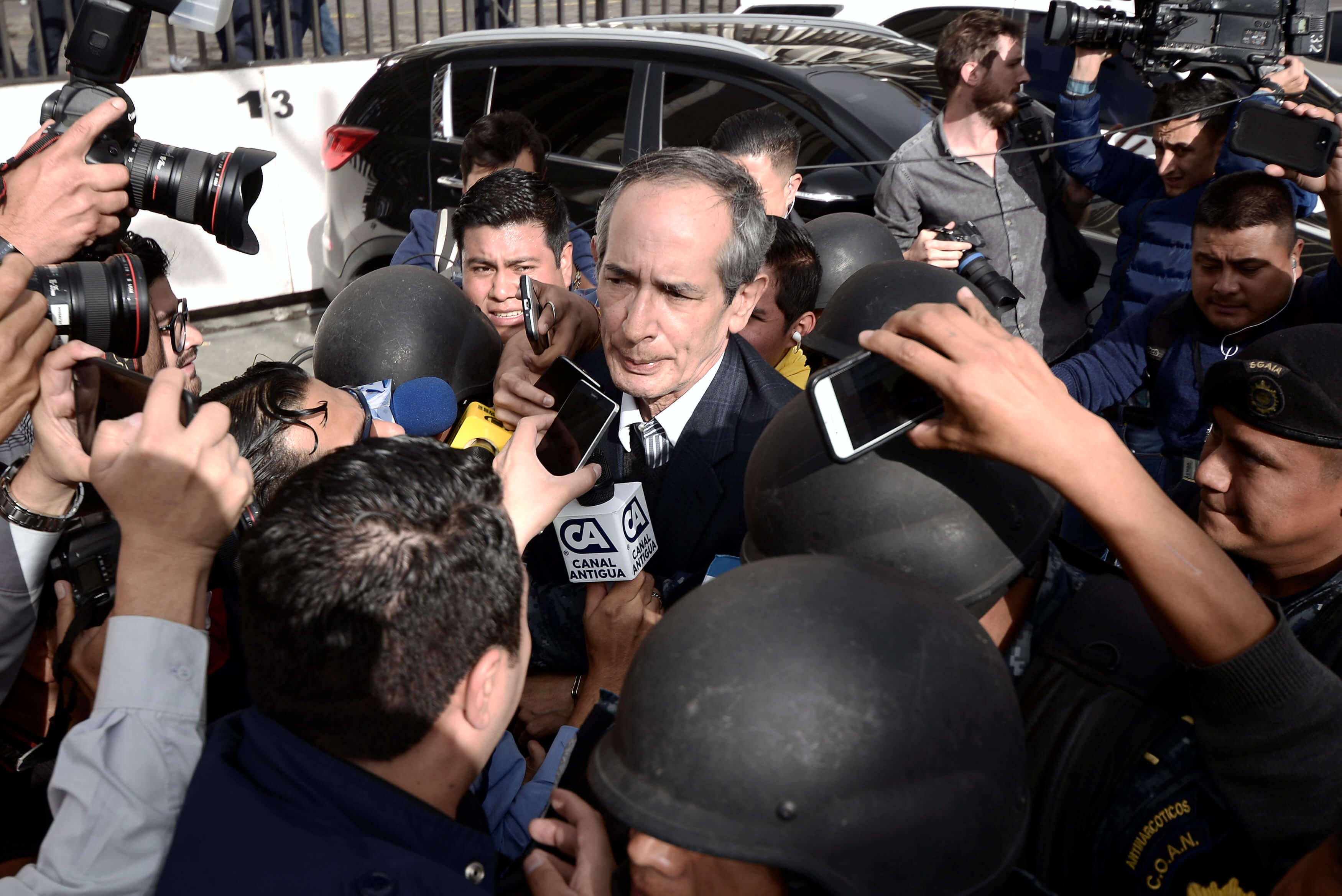 Expresidente Álvaro Colom defraudó 35 mdd Guatemala