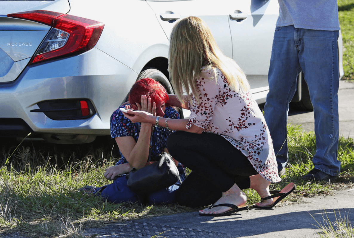 Familiares de estudiantes luego del tiroteo en la escuela secundaria en Florida