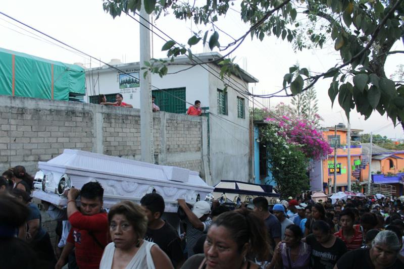 Familiares y amigos dan último adiós a víctimas de Santiago Jamiltepec